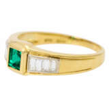 Ring mit Smaragd und Diamantbaguettes zus. ca. 0,5 ct, - фото 3