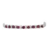 Armband mit Rubinen und Brillanten zus. ca. 0,50 ct, - фото 1