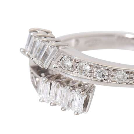 Ring mit Diamanten zus. ca. 0,65 ct, - photo 3