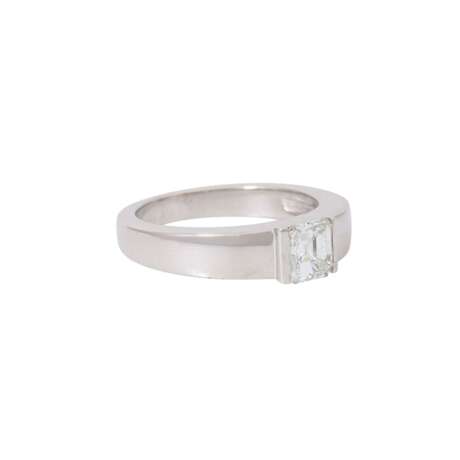 Ring mit Diamant im Smaragdschliff ca. 0,85 ct, - фото 1