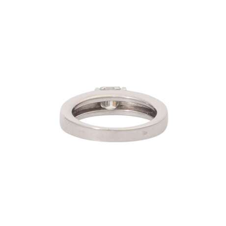 Ring mit Diamant im Smaragdschliff ca. 0,85 ct, - Foto 3