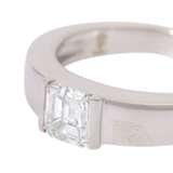 Ring mit Diamant im Smaragdschliff ca. 0,85 ct, - Foto 4