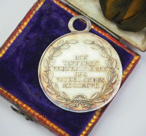 Österreich : Militär-Ehrenmedaille "Tiroler Denkmünze" 1898, für Offiziere, im Etui. - фото 3