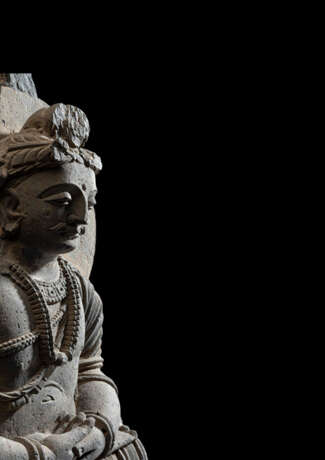 Feine Skulptur des Avalokiteshvara aus grauem Schiefer - Foto 4