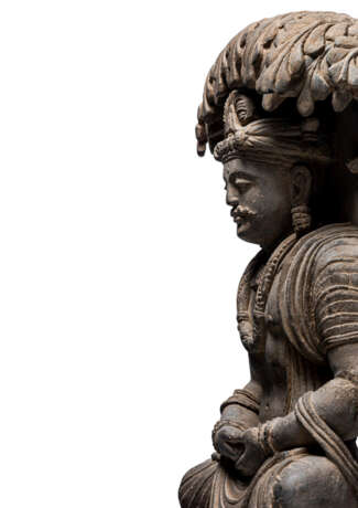 Schöne Skulptur eines Bodhisattva aus grauem Schiefer - фото 4