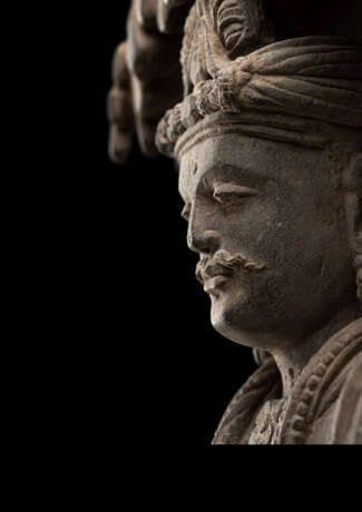 Schöne Skulptur eines Bodhisattva aus grauem Schiefer - photo 8