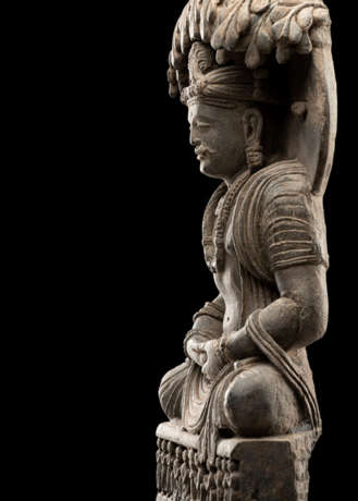 Schöne Skulptur eines Bodhisattva aus grauem Schiefer - photo 9