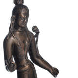 Seltene frühe Bronze des Padmapani auf einem Stand - Foto 5