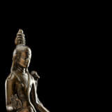 Seltene frühe Bronze des Padmapani auf einem Stand - photo 6