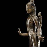 Seltene frühe Bronze des Padmapani auf einem Stand - photo 7