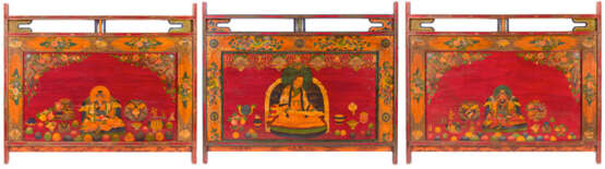 Drei teils vergoldete und polychrom bemalte Meditationsparavents mit Darstellungen von Mönchen - Foto 1