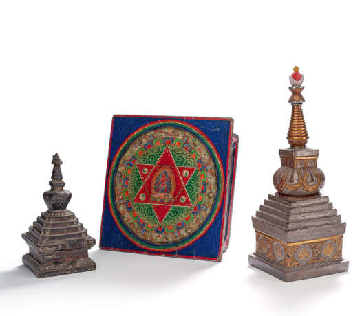 Dreidimensionaler Mandala-Altar aus Holz mit Farbfassung und drei Stupa aus Holz bzw. Bronze, teils gefasst - фото 1