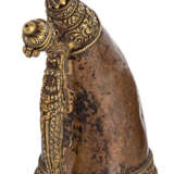 Pulverhorn aus Kupfer und Messing mit Makara-Handhabe - photo 1