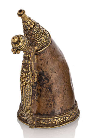 Pulverhorn aus Kupfer und Messing mit Makara-Handhabe - Foto 1