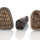 Zwei Tsha Tsha und fünf Model für Tsha Tsha aus Metall, teils mit Holzgriffen und ein Siegel - photo 1