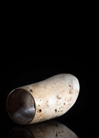 Großer röhrenförmiger neolithischer Kopfschmuck aus beigefarbener Jade - Foto 2