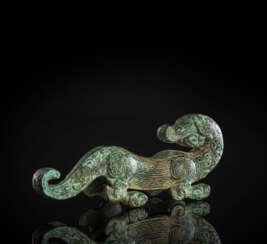 Besatzstück in Form eines Drachen aus Bronze mit grüner Patina