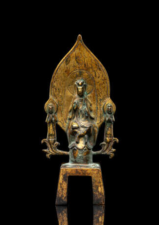 Feine feuervergoldete Bronze des Avalokiteshvara mit zwei Adoranten - Foto 1