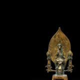 Feine feuervergoldete Bronze des Avalokiteshvara mit zwei Adoranten - Foto 2