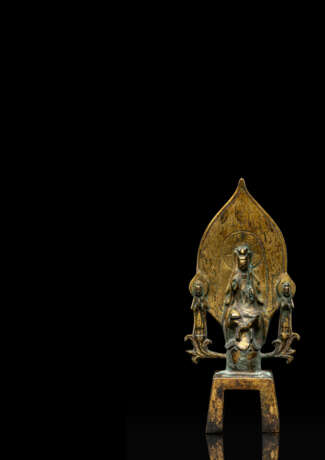 Feine feuervergoldete Bronze des Avalokiteshvara mit zwei Adoranten - Foto 2
