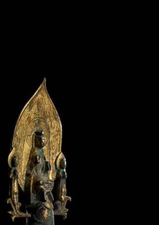 Feine feuervergoldete Bronze des Avalokiteshvara mit zwei Adoranten - photo 3