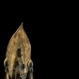 Feine feuervergoldete Bronze des Avalokiteshvara mit zwei Adoranten - Foto 3