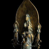 Feine feuervergoldete Bronze des Avalokiteshvara mit zwei Adoranten - Foto 4