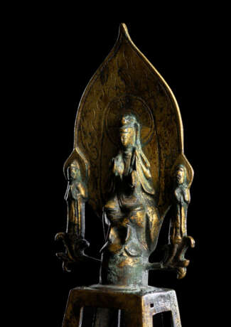 Feine feuervergoldete Bronze des Avalokiteshvara mit zwei Adoranten - photo 4