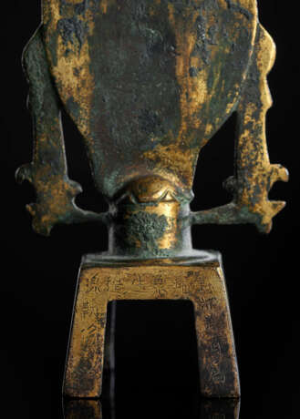 Feine feuervergoldete Bronze des Avalokiteshvara mit zwei Adoranten - фото 6