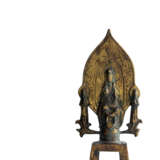 Feine feuervergoldete Bronze des Avalokiteshvara mit zwei Adoranten - Foto 7