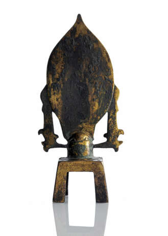 Feine feuervergoldete Bronze des Avalokiteshvara mit zwei Adoranten - фото 8