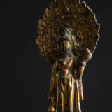 Feuervergoldete Bronze des Avalokiteshvara auf einem Lotus - Foto 4