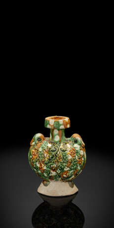 Feine und seltene 'sancai'-farben glasierte Pilgerflasche aus Irdenware - фото 1