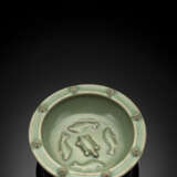 Seltener Longquan-Pinselwascher mit Dekor von Fischen und Schildkröten mit Seladonglasur - фото 1