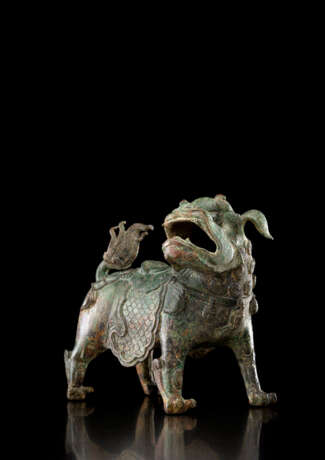 Seltene Bronze eines schreitenden Löwen, prächtig geschmückt - photo 1