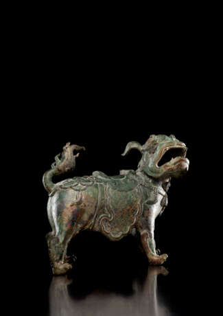 Seltene Bronze eines schreitenden Löwen, prächtig geschmückt - photo 2