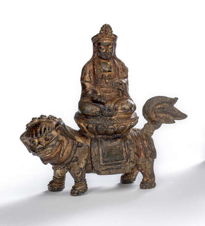 Bronze des Guanyin auf einem Löwen mit Resten von Vergoldung - photo 1