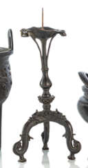 Kerzenleuchter aus Bronze auf drei ausladenden Beinen