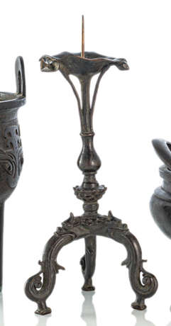 Kerzenleuchter aus Bronze auf drei ausladenden Beinen - photo 1