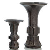 Zwei 'gu'-förmige Vasen aus Bronze im archaischen Stil - photo 1