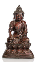 Bronze des Buddha Shakyamuni auf einem Lotus im Meditationssitz mit Lackauflage und Vergoldung