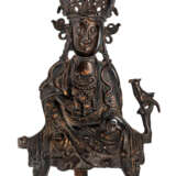 Kleine Bronze des Guanyin, auf einem Podest mit Vogel sitzend dargestellt - Foto 1