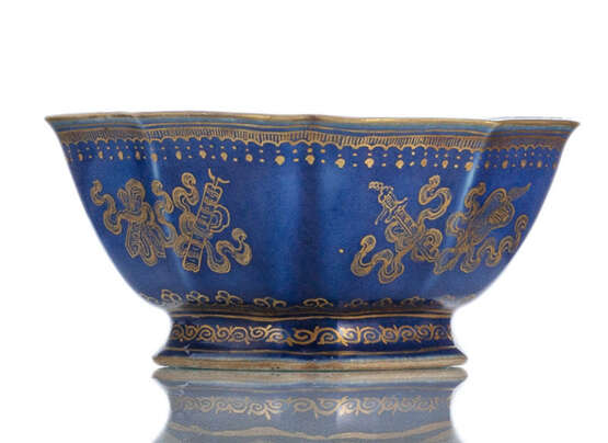 Vierpassige Schale aus Porzellan mit puderblauem Fond und Goldmalerei - Foto 1