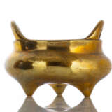 Goldfarbener Weihrauchbrenner aus Bronze auf drei kurzen Beinen - фото 1