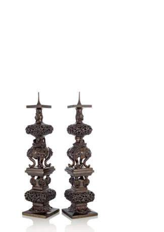 Paar ungewöhnliche Bronzeleuchter mit Drachen und Lotos, Spuren von Vergoldung - Foto 1