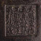 Blütenförmiger Weihrauchbrenner aus Bronze auf drei kurzen Beinen mit zwei Handhaben auf der Mündung - Foto 2
