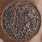 Weihrauchbrenner aus Bronze auf drei kurzen Beinen mit Handhaben auf dem Mündungsrand - фото 2