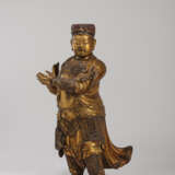 Große Figur des Guan Ping aus Holz mit Lackvergoldung - фото 3