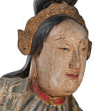 Große Figur einer Dame aus Holz mit polychromer und goldfarbener Stuckfassung - фото 7
