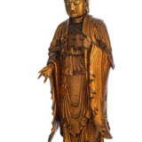 Lackvergoldete Holzfigur eines stehenden Bodhisattva - Foto 1